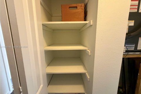 Condominio en venta en Hollywood, Florida, 1 dormitorio, 68.75 m2 № 2002458 - foto 19