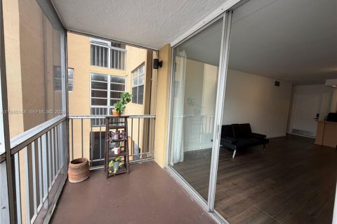 Condominio en venta en Hollywood, Florida, 1 dormitorio, 68.75 m2 № 2002458 - foto 17