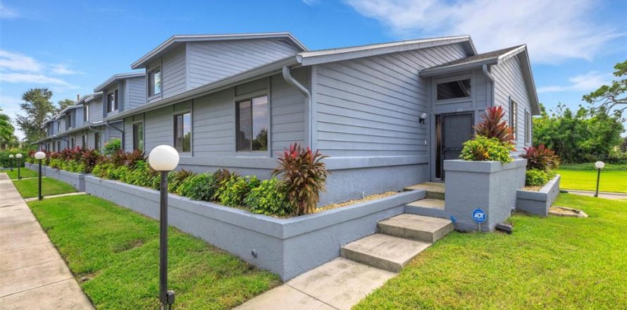 Townhouse in Nokomis, Florida 2 bedrooms, 114.73 sq.m. № 2104367