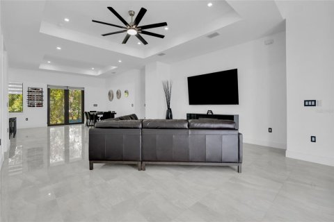 House in Lehigh Acres, Florida 3 bedrooms, 180.42 sq.m. № 2098682 - photo 7