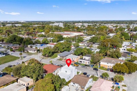 Casa en venta en Miami, Florida, 4 dormitorios, 212.93 m2 № 2001883 - foto 5