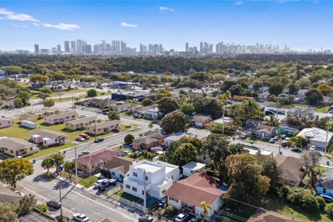 Casa en venta en Miami, Florida, 4 dormitorios, 212.93 m2 № 2001883 - foto 2