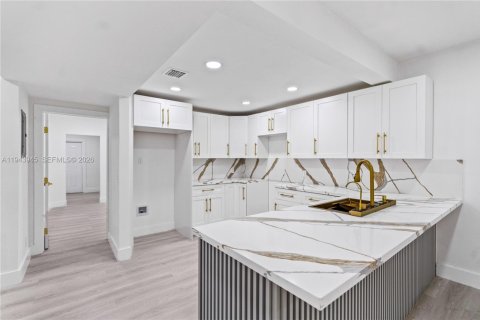 Casa en venta en Miami, Florida, 4 dormitorios, 212.93 m2 № 2001883 - foto 21