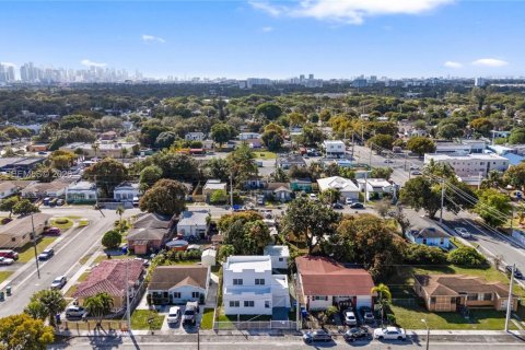 Casa en venta en Miami, Florida, 4 dormitorios, 212.93 m2 № 2001883 - foto 3