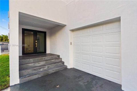Casa en venta en Miami, Florida, 4 dormitorios, 212.93 m2 № 2001883 - foto 9