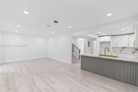 Casa en venta en Miami, Florida, 4 dormitorios, 212.93 m2 № 2001883 - foto 19