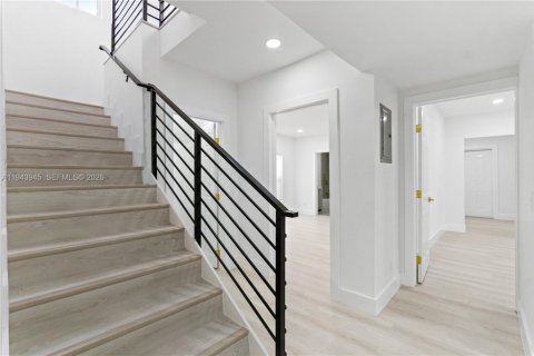 Casa en venta en Miami, Florida, 4 dormitorios, 212.93 m2 № 2001883 - foto 28