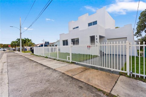 Casa en Miami, Florida 4 dormitorios, 212.93 m2 № 2001883