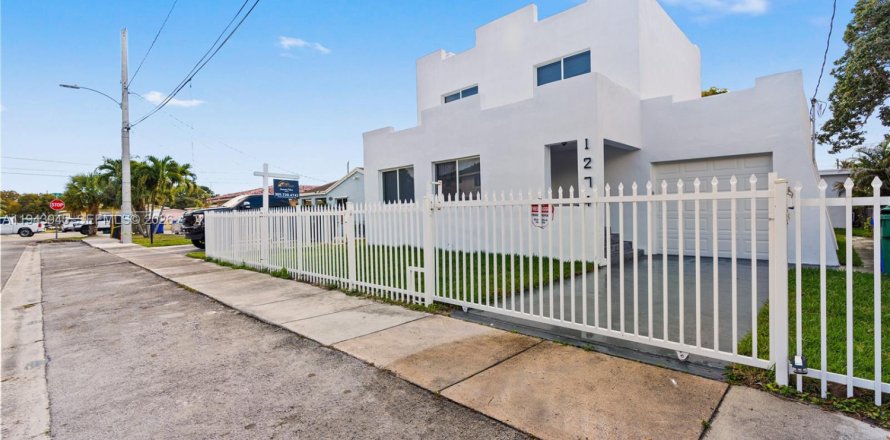 Casa en Miami, Florida 4 dormitorios, 212.93 m2 № 2001883