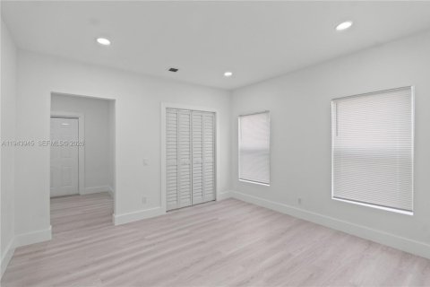 Casa en venta en Miami, Florida, 4 dormitorios, 212.93 m2 № 2001883 - foto 29