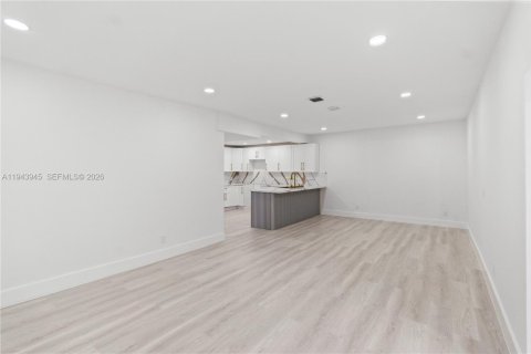 Casa en venta en Miami, Florida, 4 dormitorios, 212.93 m2 № 2001883 - foto 16