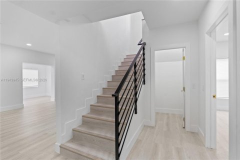Casa en venta en Miami, Florida, 4 dormitorios, 212.93 m2 № 2001883 - foto 27