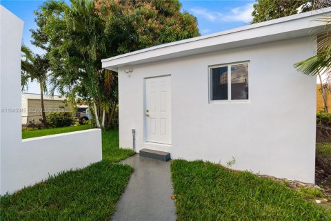 Casa en venta en Miami, Florida, 4 dormitorios, 212.93 m2 № 2001883 - foto 11