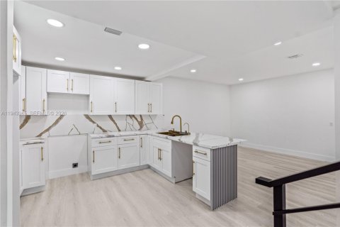 Casa en venta en Miami, Florida, 4 dormitorios, 212.93 m2 № 2001883 - foto 23