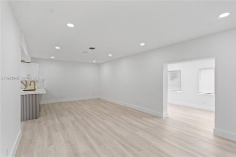 Casa en venta en Miami, Florida, 4 dormitorios, 212.93 m2 № 2001883 - foto 17