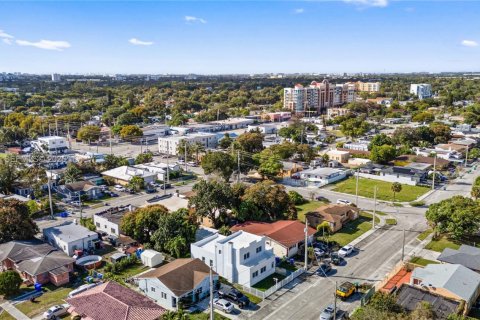 Casa en venta en Miami, Florida, 4 dormitorios, 212.93 m2 № 2001883 - foto 4