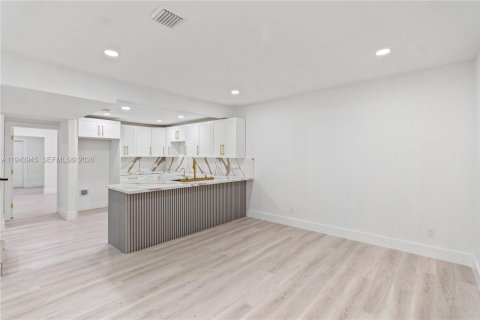 Casa en venta en Miami, Florida, 4 dormitorios, 212.93 m2 № 2001883 - foto 18