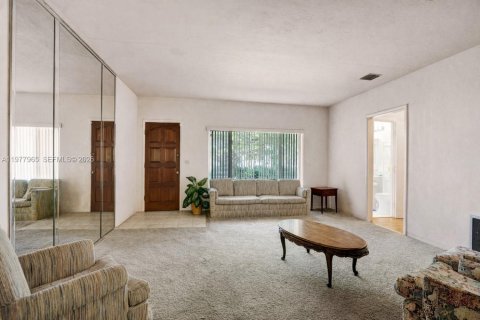 Купить виллу или дом в Норт-Майами, Флорида 3 спальни, 178.74м2, № 2043698 - фото 18