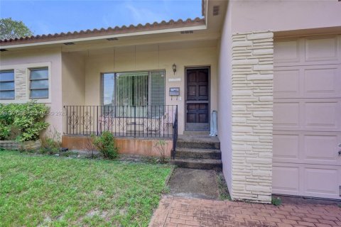 Купить виллу или дом в Норт-Майами, Флорида 3 спальни, 178.74м2, № 2043698 - фото 6