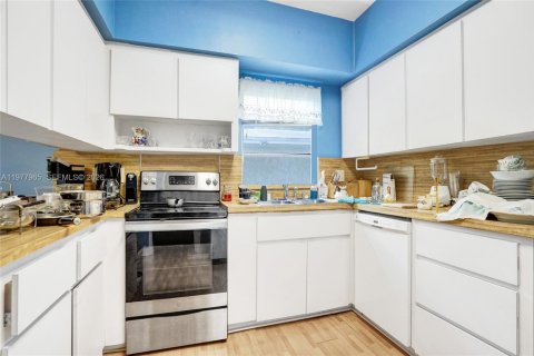 Купить виллу или дом в Норт-Майами, Флорида 3 спальни, 178.74м2, № 2043698 - фото 22