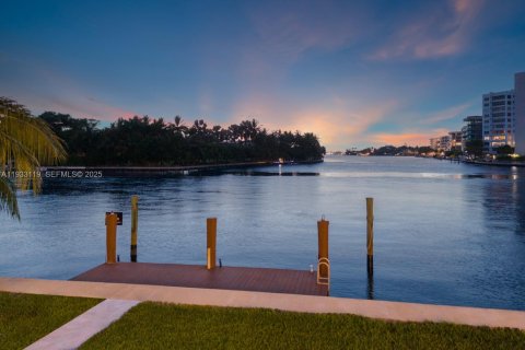 Купить виллу или дом в Серфсайд, Флорида 6 спален, 650.32м2, № 1991829 - фото 15