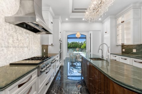 Купить виллу или дом в Серфсайд, Флорида 6 спален, 650.32м2, № 1991829 - фото 19