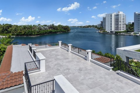 Купить виллу или дом в Серфсайд, Флорида 6 спален, 650.32м2, № 1991829 - фото 12