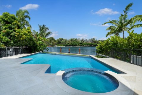 Купить виллу или дом в Серфсайд, Флорида 6 спален, 650.32м2, № 1991829 - фото 11