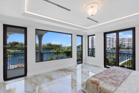 Купить виллу или дом в Серфсайд, Флорида 6 спален, 650.32м2, № 1991829 - фото 25