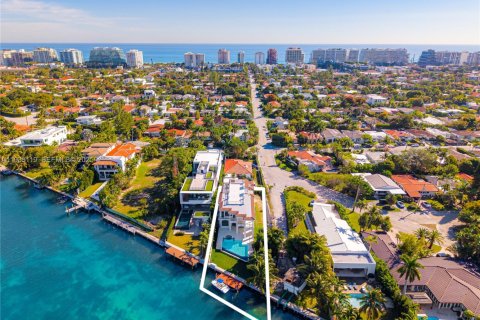 Купить виллу или дом в Серфсайд, Флорида 6 спален, 650.32м2, № 1991829 - фото 2