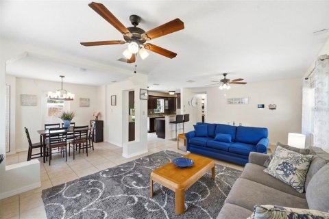 House in Seminole, Florida 3 bedrooms, 107.02 sq.m. № 2208593 - photo 10