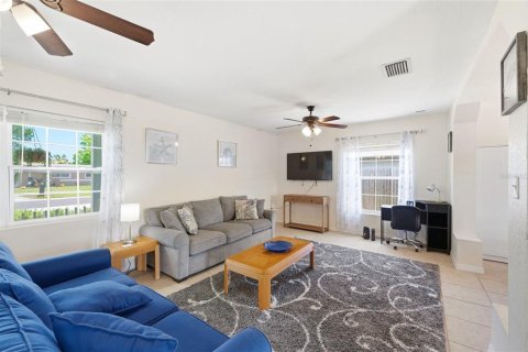 House in Seminole, Florida 3 bedrooms, 107.02 sq.m. № 2208593 - photo 8