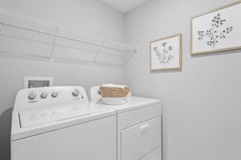 Casa en venta en Zephyrhills, Florida, 5 dormitorios, 242.01 m2 № 1919901 - foto 22