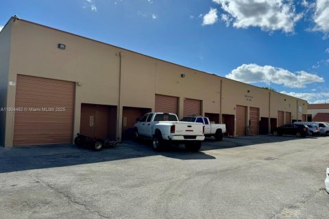 Commercial property in Hialeah, Florida № 1956346 - photo 4