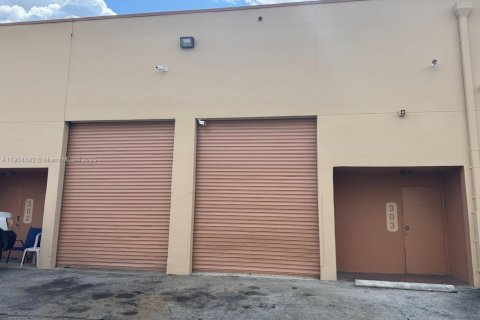 Commercial property in Hialeah, Florida № 1956346 - photo 3