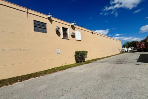 Commercial property in Hialeah, Florida № 1956346 - photo 9