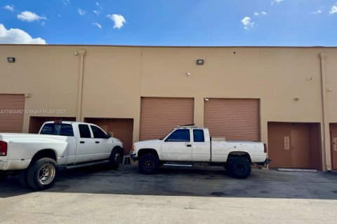 Commercial property in Hialeah, Florida № 1956346 - photo 6