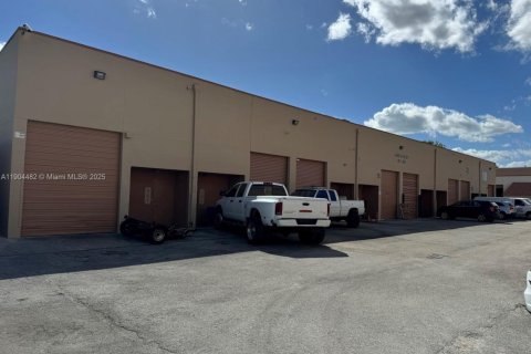 Commercial property in Hialeah, Florida № 1956346 - photo 5