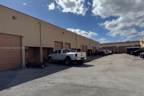 Commercial property in Hialeah, Florida № 1956346 - photo 1