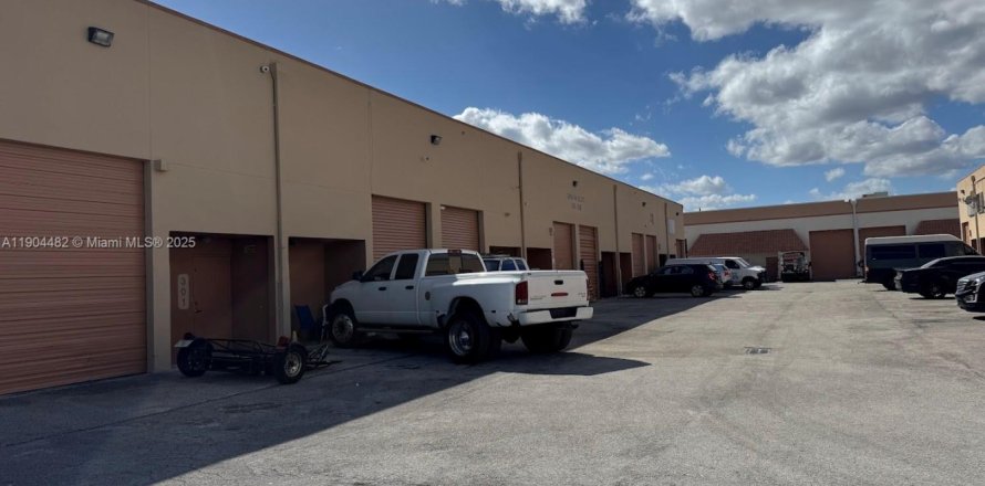 Commercial property in Hialeah, Florida № 1956346
