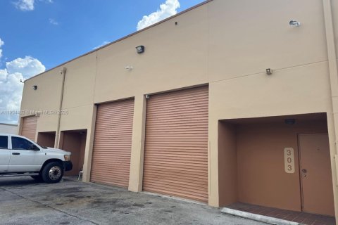 Commercial property in Hialeah, Florida № 1956346 - photo 2