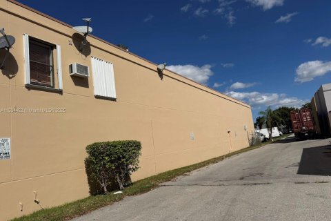 Commercial property in Hialeah, Florida № 1956346 - photo 8