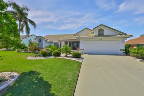 House in Sun City Center, Florida 3 bedrooms, 156.45 sq.m. № 1826161 - photo 1