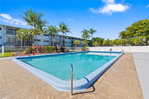 Copropriété à vendre à Hollywood, Floride: 2 chambres, 83.52 m2 № 2067988 - photo 21