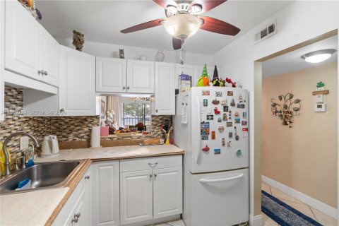 Copropriété à vendre à Hollywood, Floride: 2 chambres, 83.52 m2 № 2067988 - photo 2