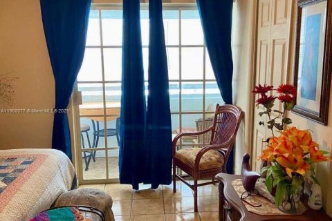 Condo in Miami, Florida, 1 bedroom  № 1954388 - photo 11