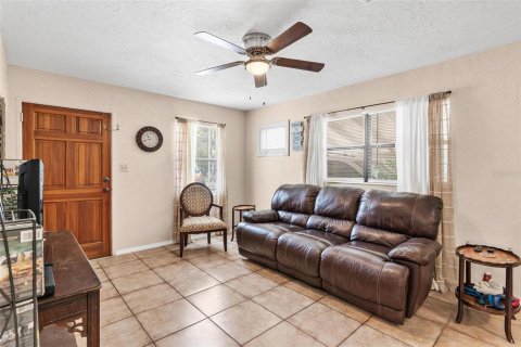 Casa en venta en Fruitland Park, Florida, 3 dormitorios, 75.81 m2 № 2237378 - foto 13
