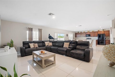 Casa en venta en Kissimmee, Florida, 4 dormitorios, 201.41 m2 № 1899762 - foto 5