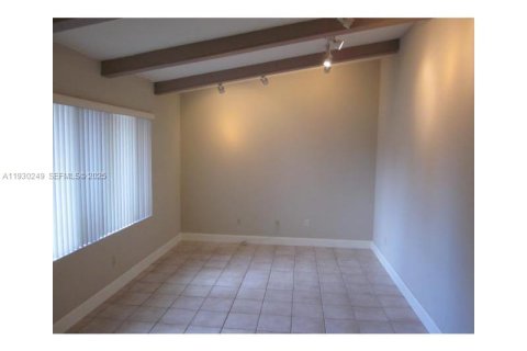 Снять в аренду виллу или дом в Майами, Флорида 3 спальни, 179.21м2, № 1989681 - фото 4