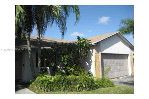 Снять в аренду виллу или дом в Майами, Флорида 3 спальни, 179.21м2, № 1989681 - фото 2